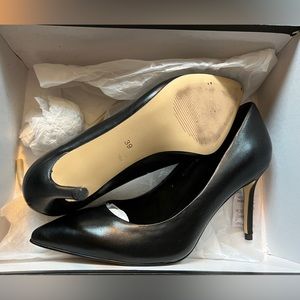 DNA footwear black pumps